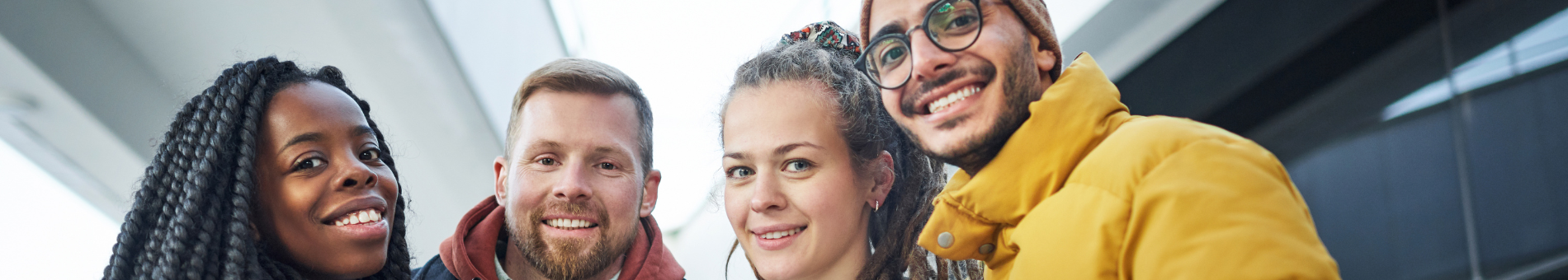 twee jonge mannen en twee jonge vrouwen lachend