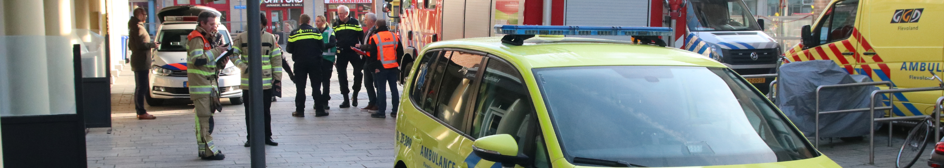 foto van een ramp waar ambulance en brandweer staan