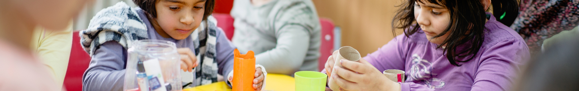 2 kinderen in speciaal onderwijs die aan het knutselen zijn