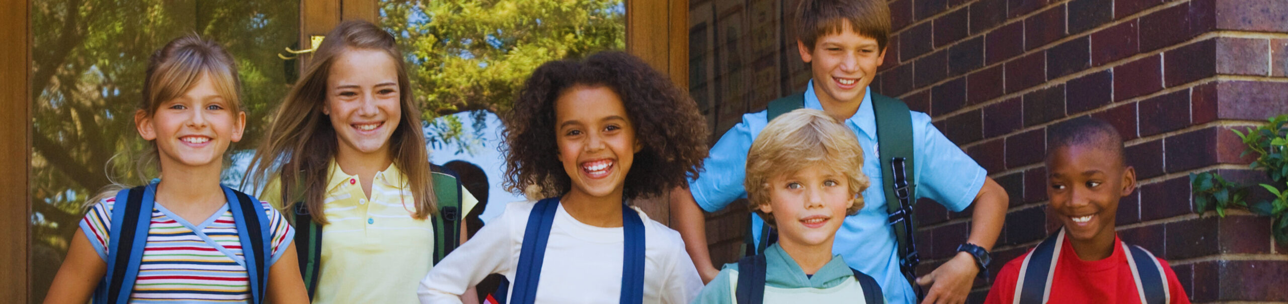 Groep vrolijke schoolkinderen